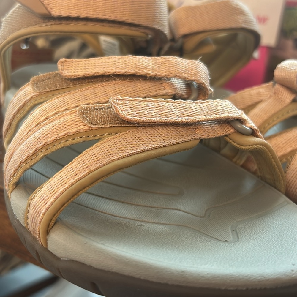 NEW Women’s   Zeroxposur  La Palme Sandal New Size 10 Sandal Beige Velcro